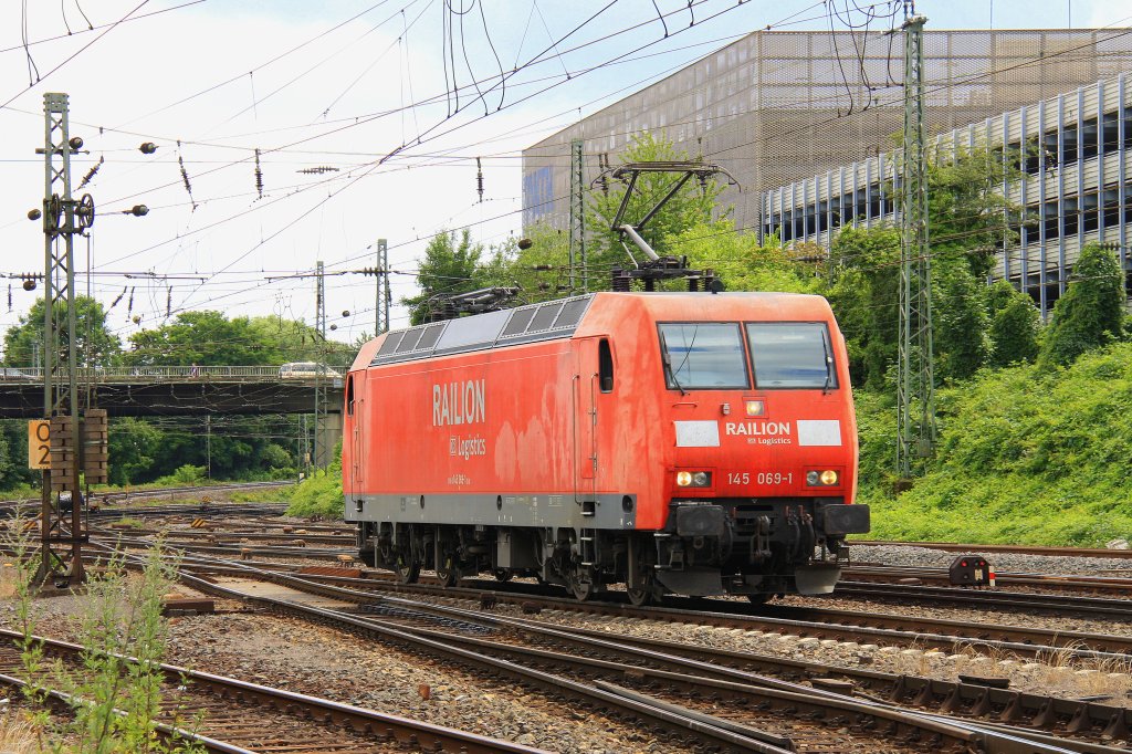 145 069-1 von Railion rangiert in Aachen-West am 1.7.2012.