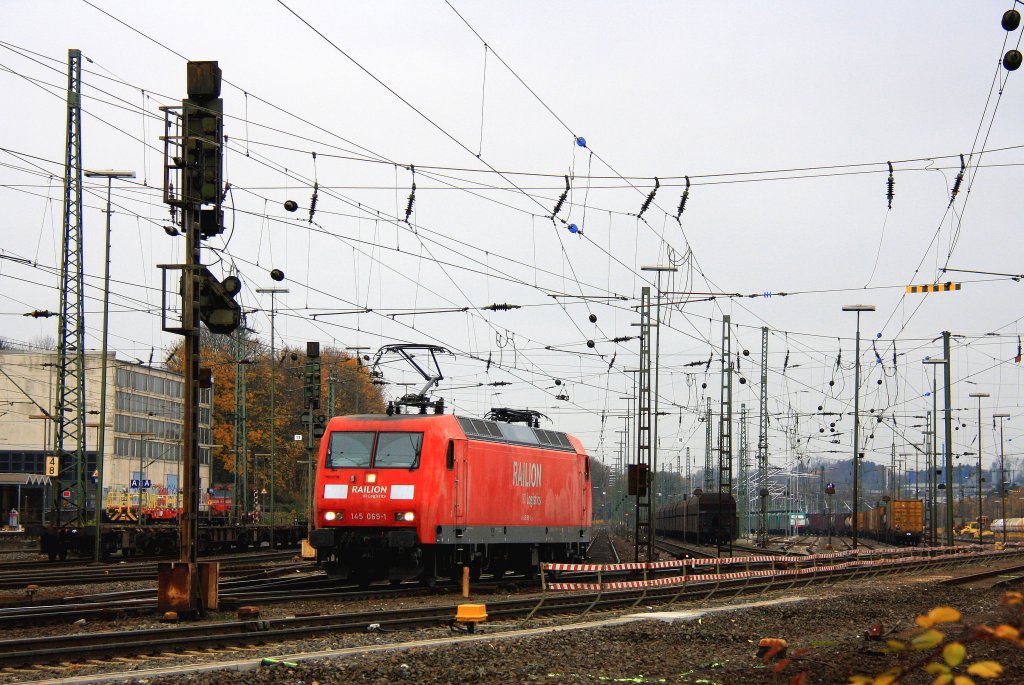 145 069-1 von Railion rangiert in Aachen-West bei trbem Novemberwetter am 17.11.2012.