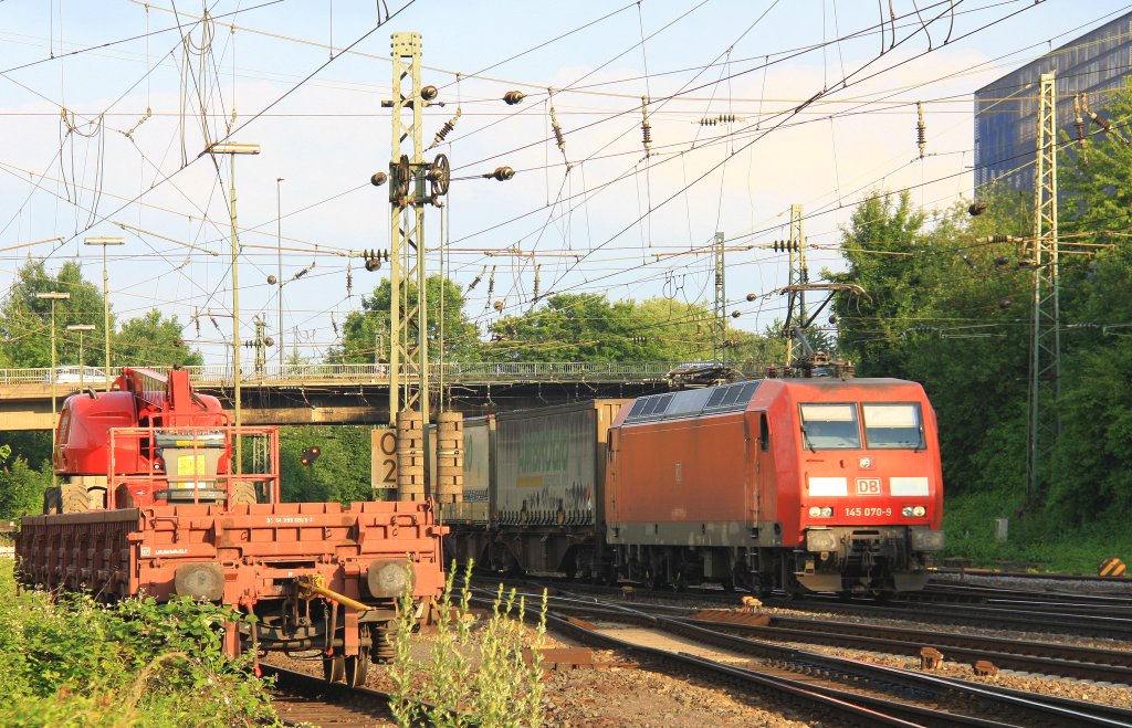 145 070-9 DB kommt aus Richtung Kln mit einem LKW-Ambrogio-Zug aus Gallarate (I) nach Muizen(B) und fhrt in Aachen-West  ein in der Abendsonne am 14.6.2012.
