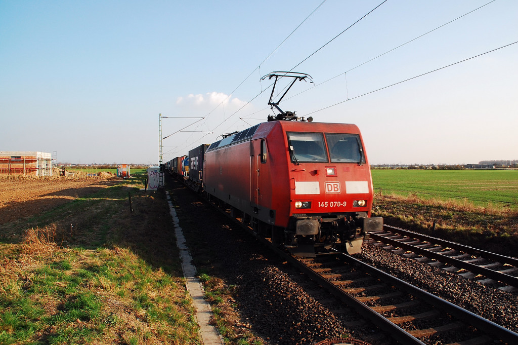 145 070-9 mit einem Containerzug bei Allerheiligen 23.3.2012