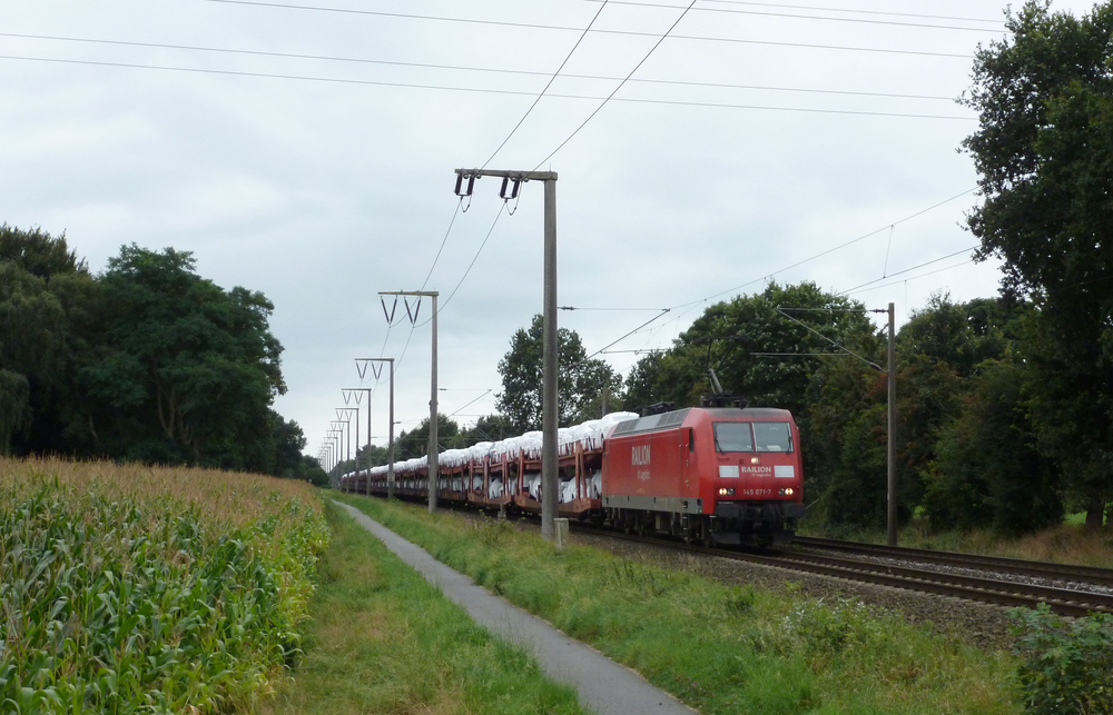 145 071-7 fuhr am 01.09.2012 mit einem Autozug von Osnabrck nach Emden, hier in Eisinghausen.