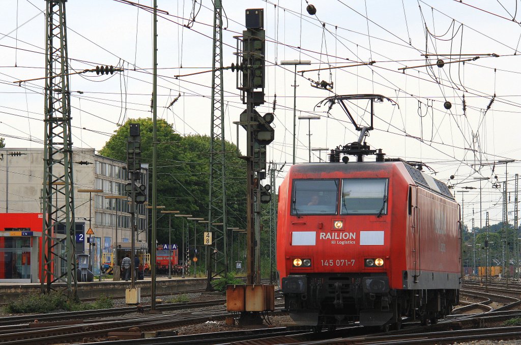 145 071-7 von Railion rangiert in Aachen-West bei Sonne und Wolken am 23.9.2012.