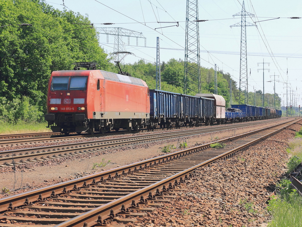 145 072-5 passiert am 23. Mai 2012 mit einem Gterzug den Ort Diedersdorf in Brandenburg.