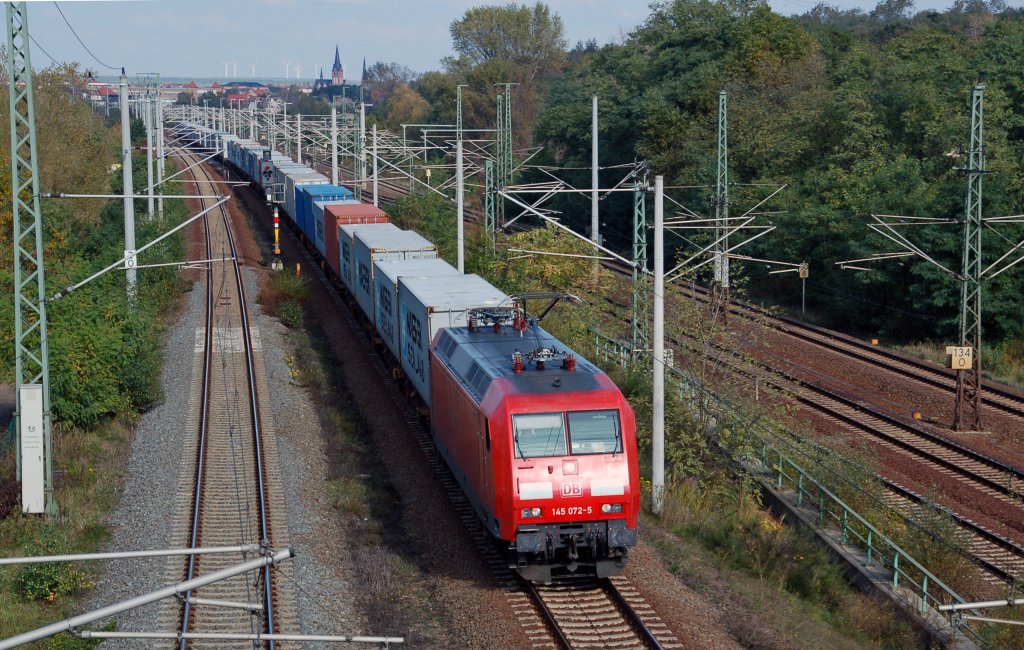 145 072 zieht am 17.10.10 einen Containerzug durch Holzweiig Richtung Leipzig.