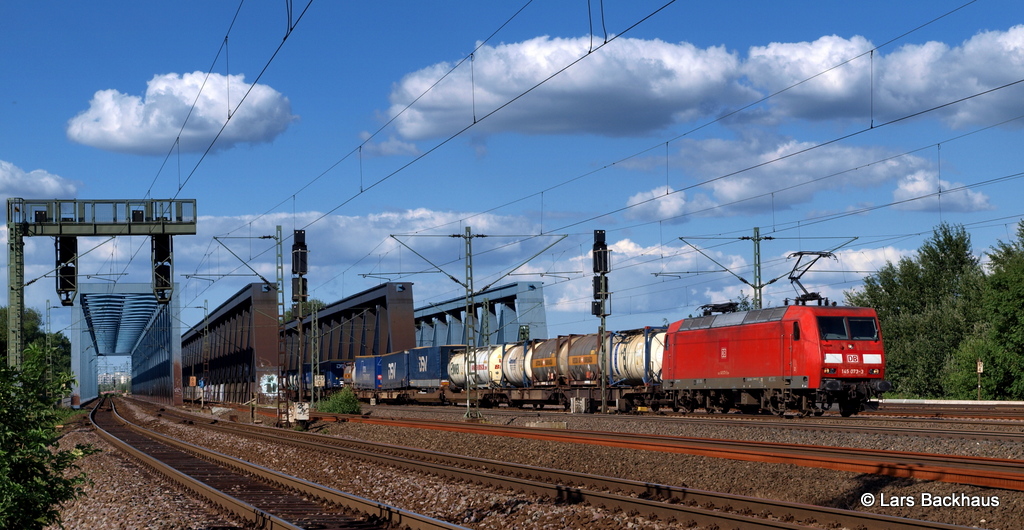 145 073-3 rollt mit einem KLV aus Lbeck-Skandinavienkai ber die Sderelbbrcken Richtung Sden. Hamburg 12.08.12.