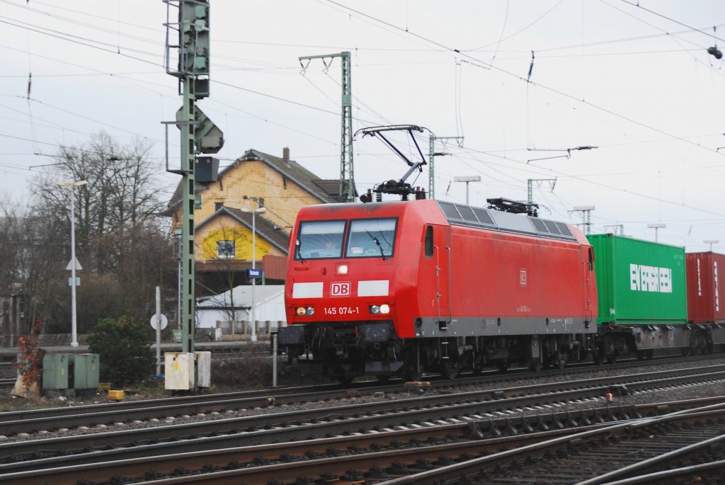 145 074-1 kommt am Nachmittag des 20.03.2010 aus stlicher Richtung in den Brackweder Bahnhof gen Bielefeld gefahren. Im Schlepp einen Gterzug mit reichlich Containern.