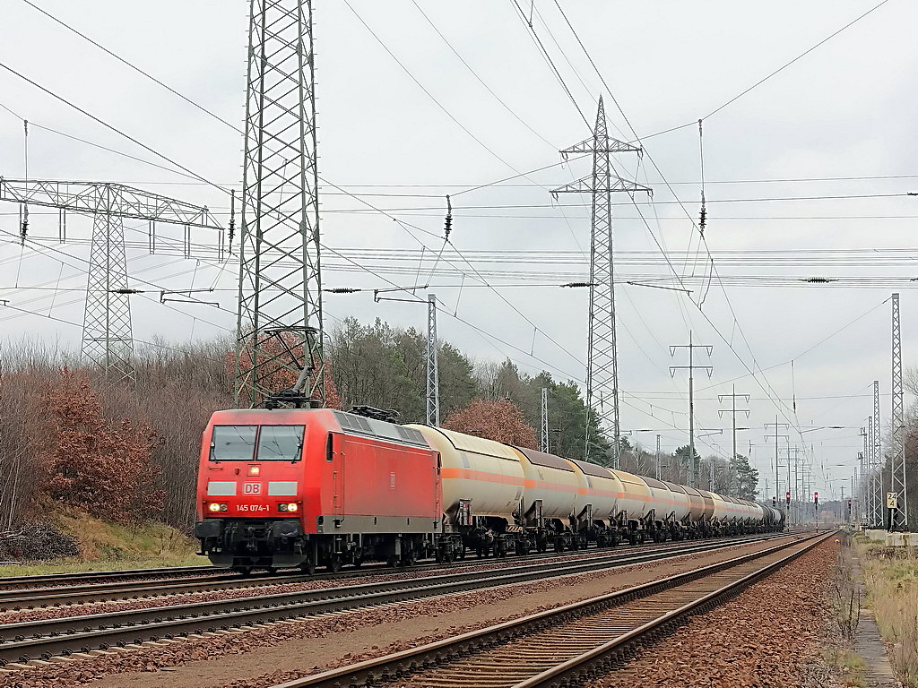 145 074-1 mit einem Kesselzug am 09. Januar 2012 auf dem sdlichen Berliner Auenring in Diedersdorf in Richtung Berlin. 