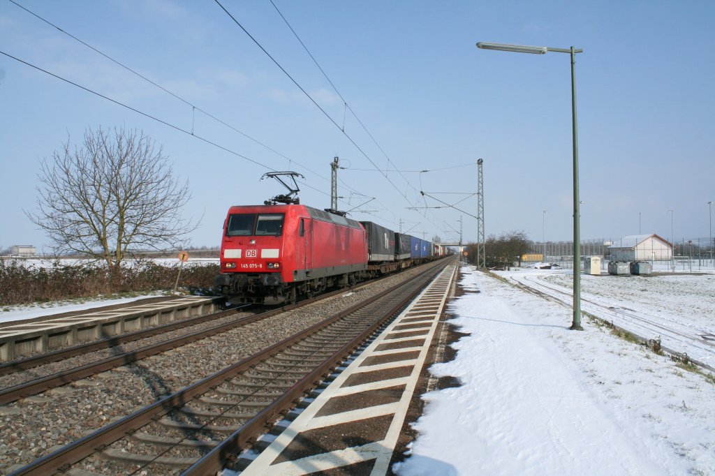 145 075-8 mit einem KLV-Zug am 13.02.13 bei der Durchfahrt in Ringsheim Richtung Sden.