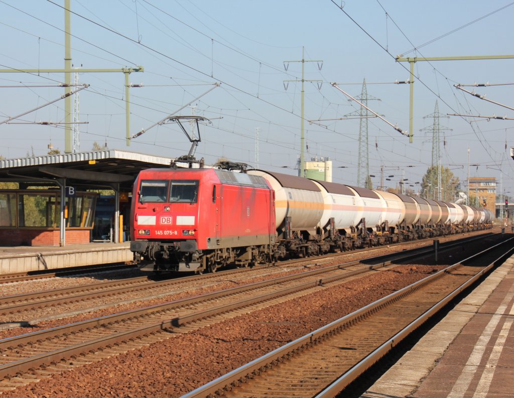 145 075 mit einen Kesselzug am Haken durchf�hrt am 17.10.2011 den Bahnhof Berlin Sch�nefeld.
