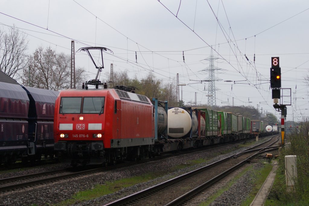 145 076-6 mit einem Containerzug in Ratingen-Lintorf am 01.04.2011