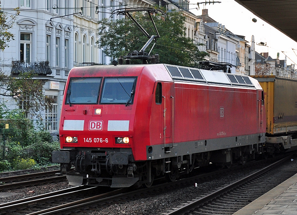 145 076-6 mit gemischtem Gterzug bei der Durchfahrt durch den Hbf Bonn - 08.10.2010
