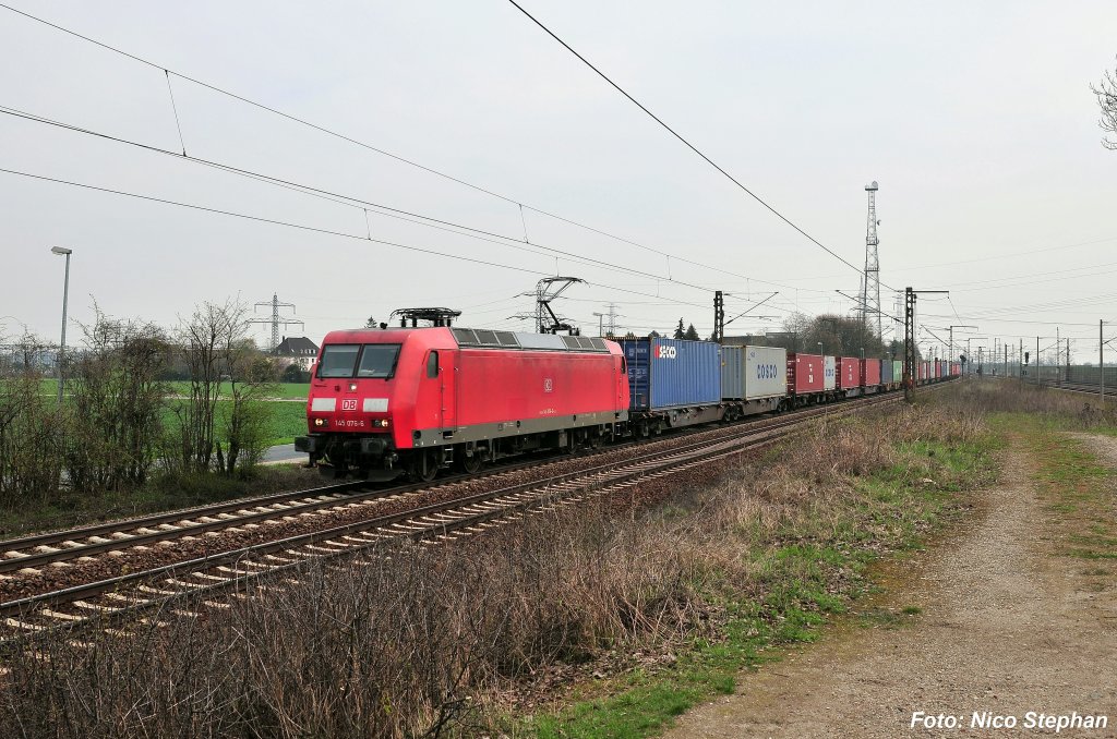 145 076-6 war mit einem Containerzug gen Stadtzentrum Hannover unterwegs (Ahlten 08.04.10)