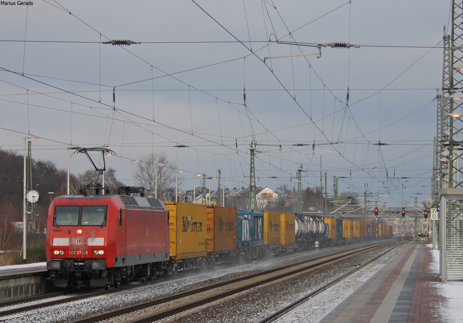 145 076 mit einem Gterzug gen Aachen bei der Durchfahrt von Dren Hbf 20.12.09