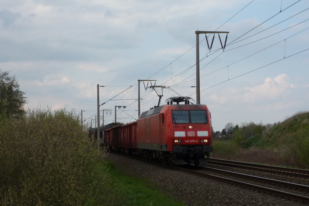 145 078-2 am 27.04.2012 mit einem Gterzug nach Osnabrck, hier bei Veenhusen.