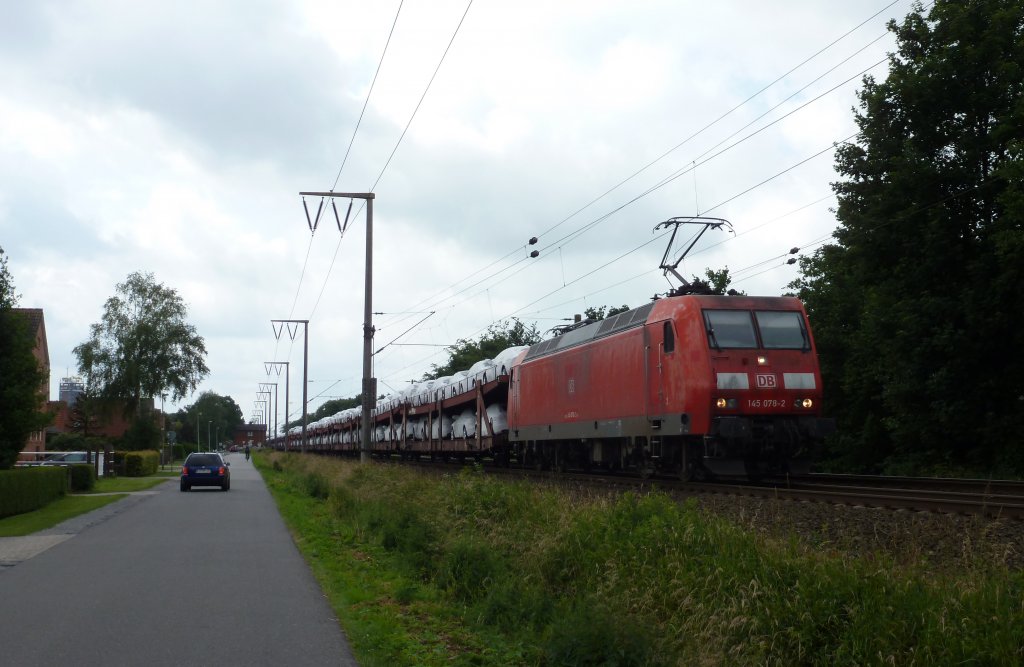 145 078-2 fuhr am 23.06.2012 mit einem Gterzug von Osnabrck nach Emden, hier in Leer.