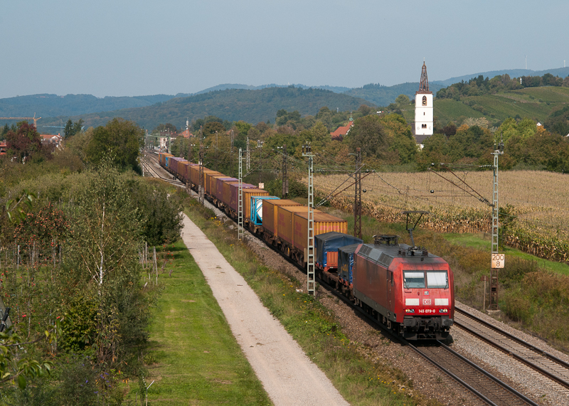 145 079-0 am 25. September 2011 mit einem Gterzug bei Denzlingen.