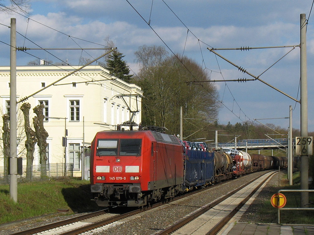 145 079 mit einem gemischten Güterzug in Richtung Hamburg bei Durchfahrt durch Friedrichsruh; 23.04.2010
