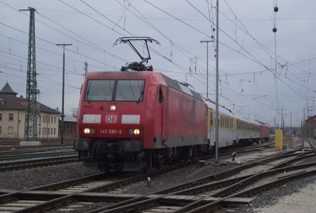 145 080-8 zieht am 29. M�rz 20120 drei Messwegen sowie 186 330-7 und 186 335-6 aus dem Bahnhof Lichtenfels in Richtung Bad Staffelstein heraus.