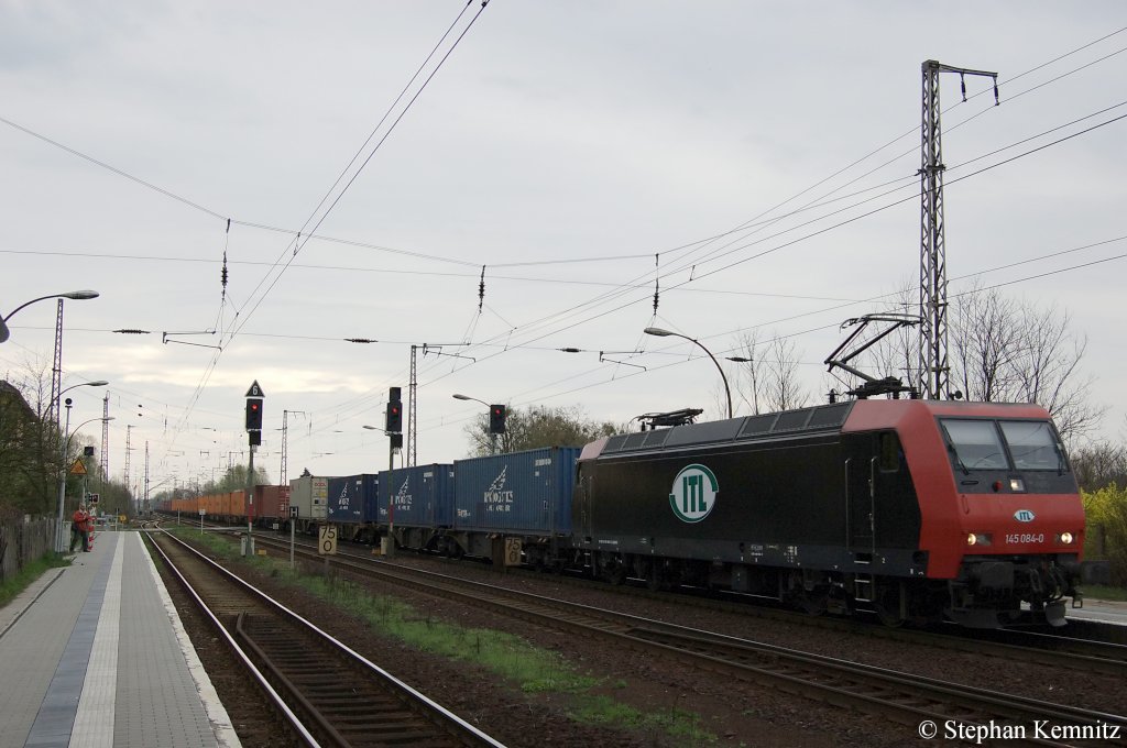 145 084-0 ex 481 002-4 MRCE im Dienst fr die ITL mit Containerzug in Priort in Richtung Hennigsdorf unterwegs. 07.04.2011