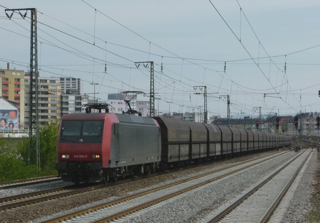 145 084-0 ist mit einem Niag Kohlezug am 17.04.2012 in Ludwigshafen (Rhein) Hbf