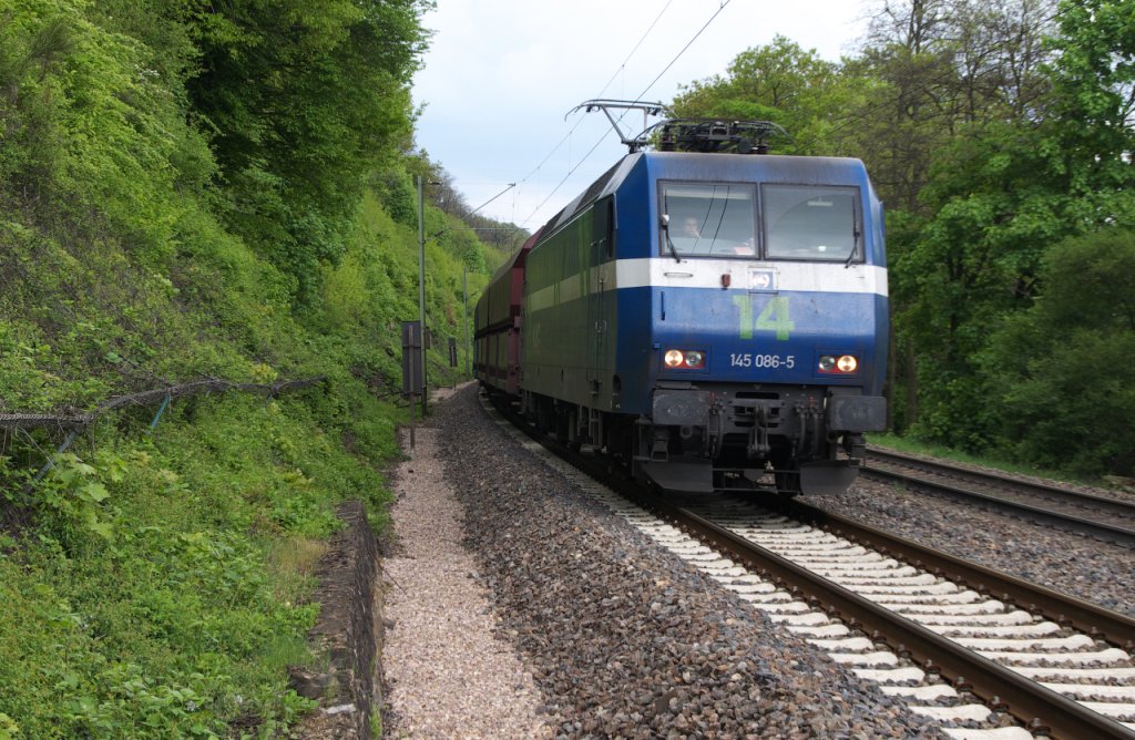 145 086 (NIAG 14) durchfhrt mit einem Kohlenleerzug die  Grne Hlle  bei der Luisenthaler Enge kurz vor Vlklingen.

07.05.2013 - Bahnstrecke 3230 Saarbrcken - Karthaus