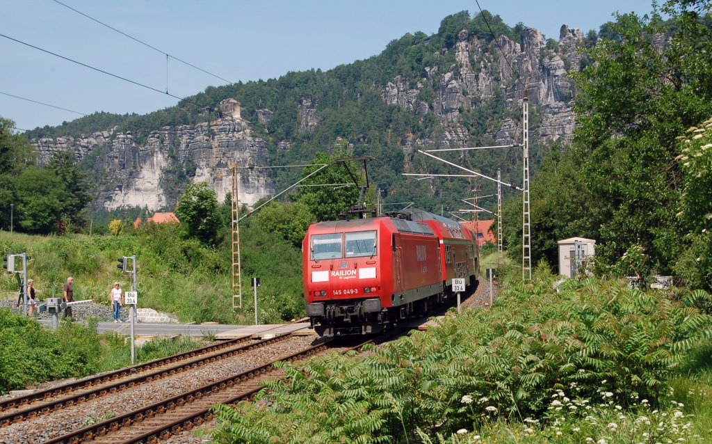 145 089 schob am 04.06.11 eine S1 durch Rathen Richtung Dresden.