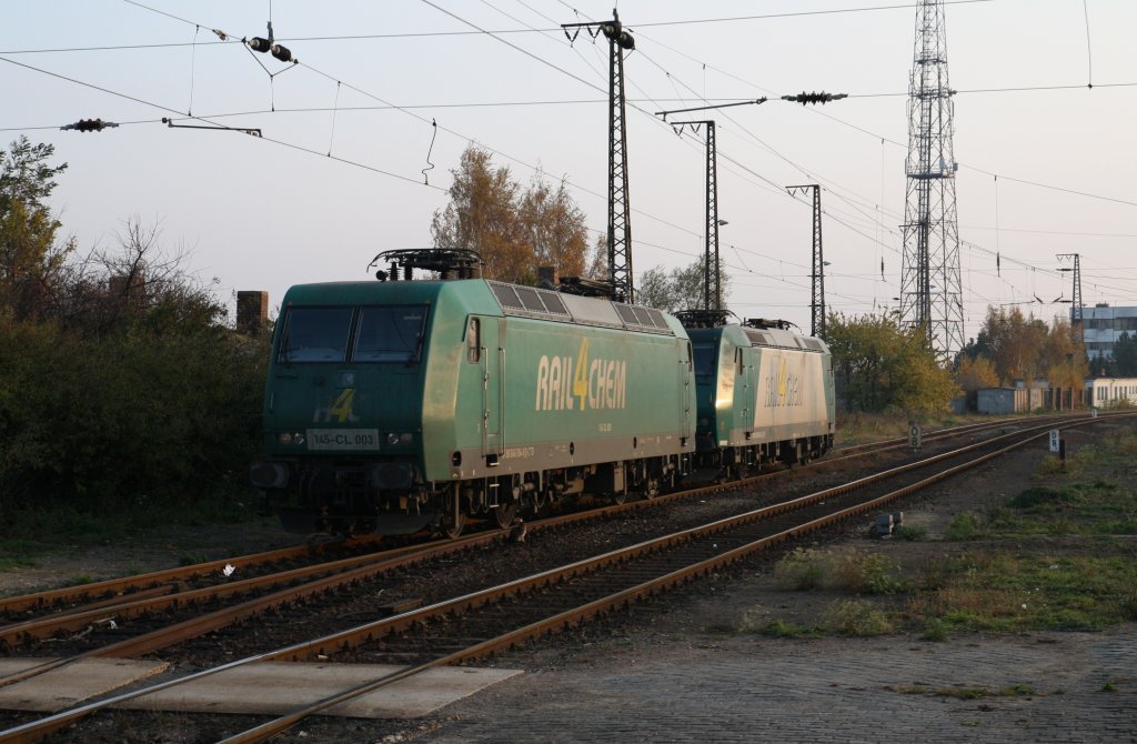 145 094-9 und 185 506-3 von Rail4Chem stehen am 11.11.2011 bei Sonnenuntergang im Bahnhof Grokorbetha.