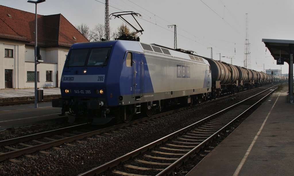 145 101-2 (145-CL 205) der RBH durchfhrt am 11.11.2011 mit einem Tankzug den Bahnhof Grokorbetha Richtung Halle.