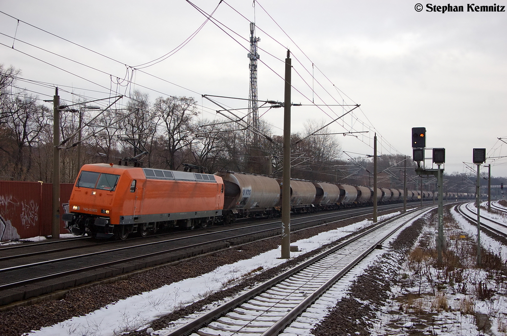 145-CL 002 (145 082-4) ArcelorMittal Eisenhttenstadt Transport GmbH mit dem Staubpendel von Ziltendorf nach Lnen in Rathenow. 16.12.2012