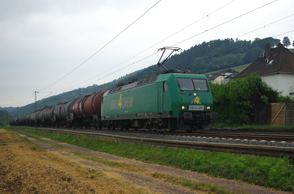 145-CL 003 fhrt mit einem Kesselwagenzug gen Norden.
Aufgenommen am 23.07.2010 in Ludwigsau-Friedlos