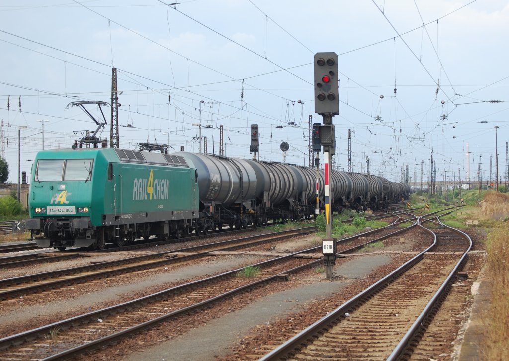 145-CL 003 mit einem Kesselwagenzug in Gro�korbetha am 04.08.2010.
