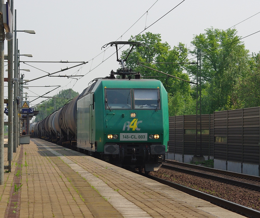 145-CL 003 mit Kesselwagenzug in Fahrtrichtung Wunstorf. Aufgenommen am 29.04.2011 in Dedensen-Gmmer..
