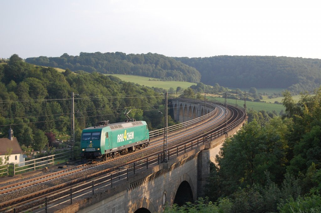145-CL 003 von R4C als Lz auf dem Bekeviadukt in Altenbeken, 4.7.2010.