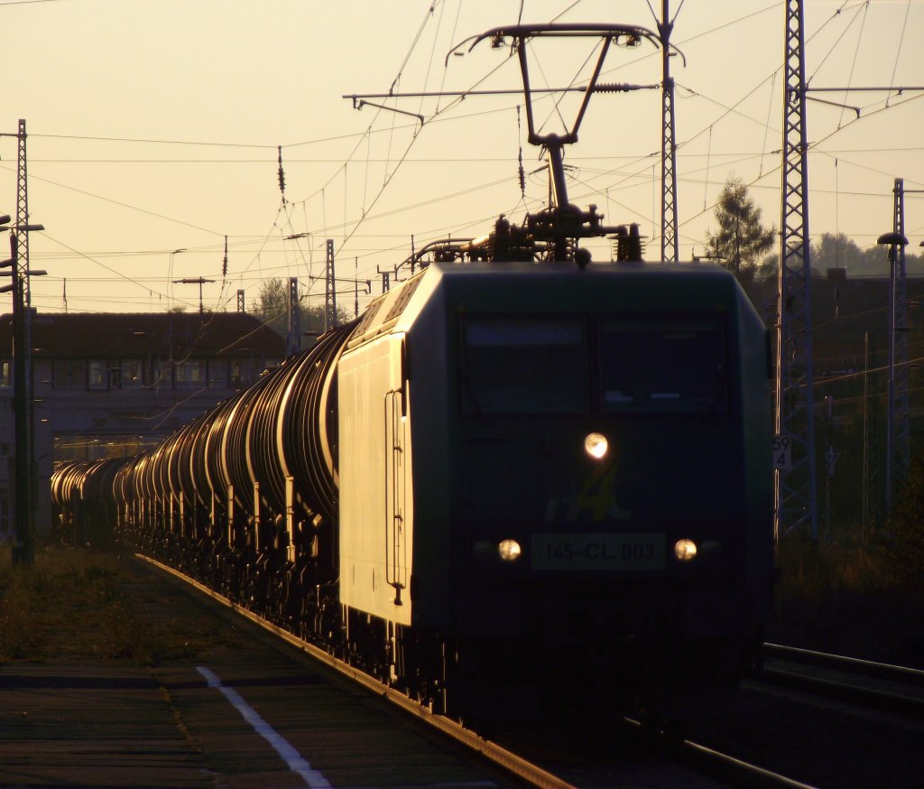 145 CL 003 von R4C zieht am 22. Oktober 2011 einen abendlichen Kesselzug durch Sangerhausen.