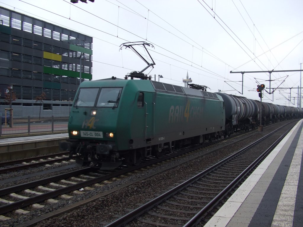 145-CL 004 (145 095-6) von RAIL4CHEM mit einem Kesselwagenzug durch Bielefeld. 03.02.2011.