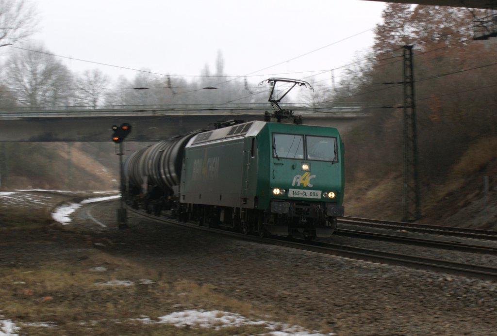 145-CL 004 mit einen Kesselwagenzug Richtung Norden am 23.01.10