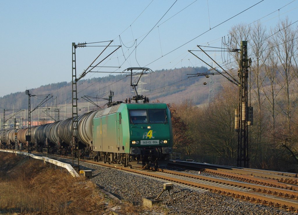 145-CL 004 der R4C mit Kesselwagenzug in Fahrtrichtung Norden. Aufgenommen am 29.01.2011 in Mecklar.