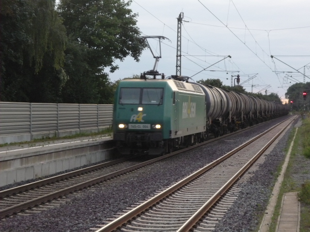 145 CL 004 der Rail4Chem durchfhrt en Bahnhof Knigslutter in Richtung Magdeburg.