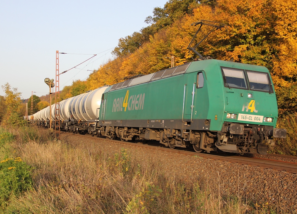 145-CL 004 zog am 19.10.2012 einen Ganzzug aus nagelneuen weien GATX-Kesselwagen in Richtung Sden. Aufgenommen zwischen Friedland(HAN) und Eichenberg.