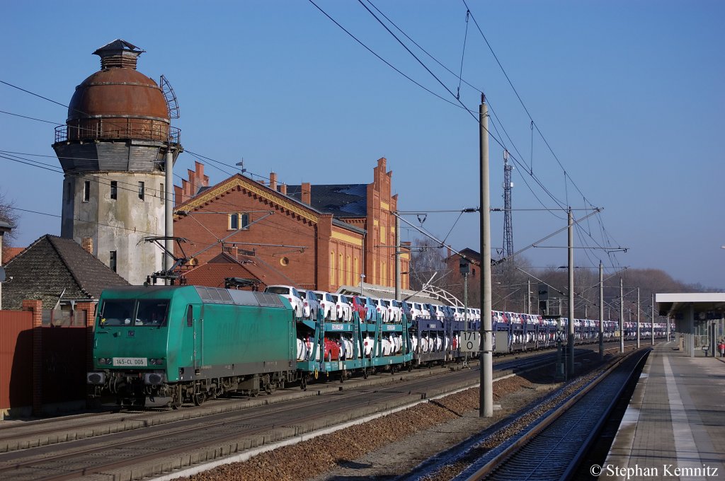 145-CL 005 (145 096-4) die jetzt wohl fr Crossrail fhrt mit dem Fiat-Autozug in Rathenow in Richtung Stendal unterwegs. 29.01.2011