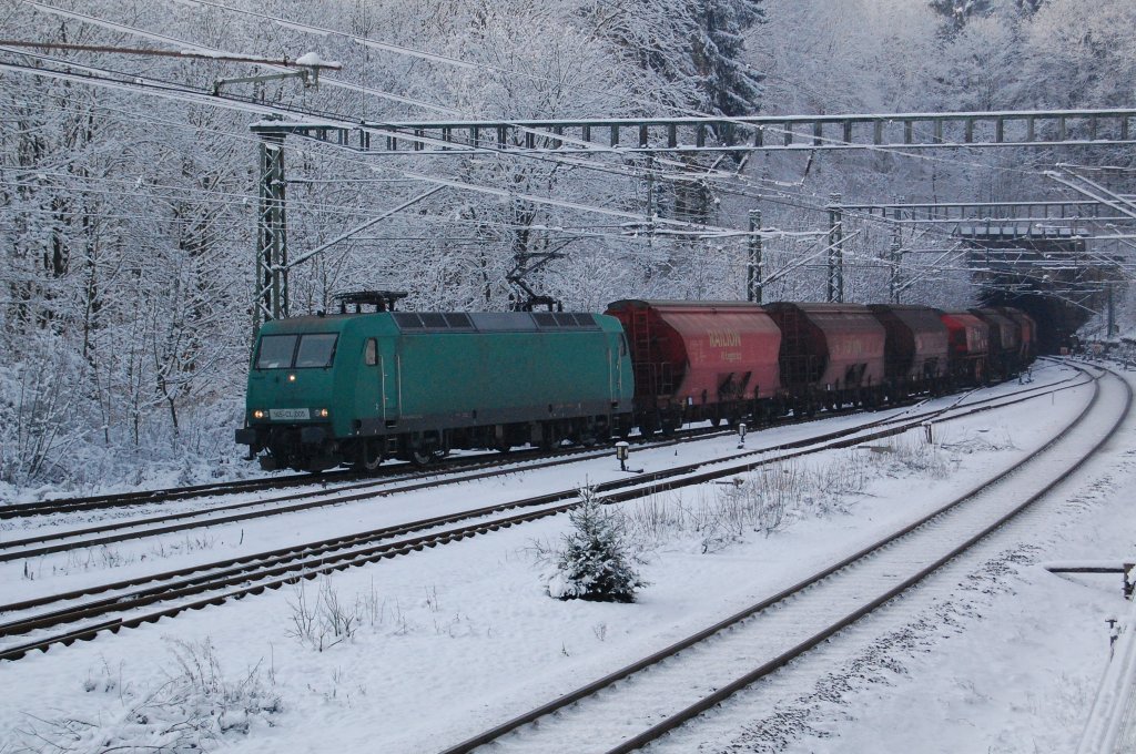 145-CL 005 von Angel Trains angemietet von DB Schenker durchfhrt mit dem CSQ 60800 Heringen - HH Hohe Scharr den Bbf Langeland, 27.11.2010.
