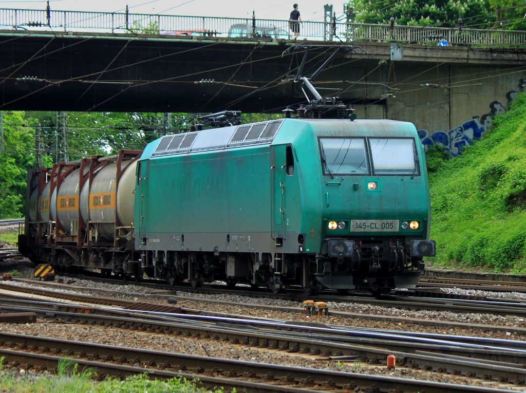 145-CL 005 von Crossrail am 10.05.2012 mit einem Containerganzug der Bertschi AG Drrensch bei der einfahrt in Aachen West. Auf der Flanke der Lok kann man noch das Logo von  Rail4Chem  erkennen.