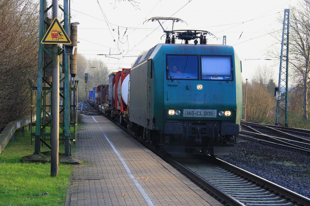 145 CL-005 von Crossrail kommt durch Kohlscheid als Umleiter mit einem Containerzug aus Aachen-West in Richtung Herzogenrath,Neuss  bei Sonne und Wolken am 29.3.2012.