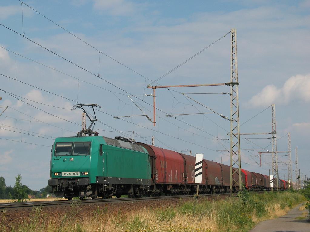 145-CL 005 fuhr am 28.07.2010 mit einem gemischten Gterzug durch Dedensen.