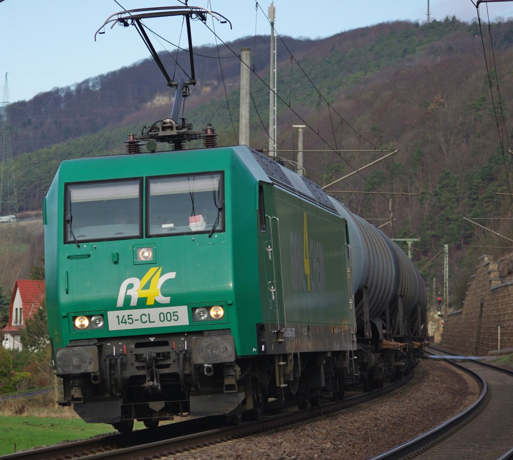 145-CL 005 legt sich mit ihrem Kesselwagenzug bei Hrschel in Fahrtrichtung Eisenach in die Kurve. Aufgenommen am 01.04.2010.