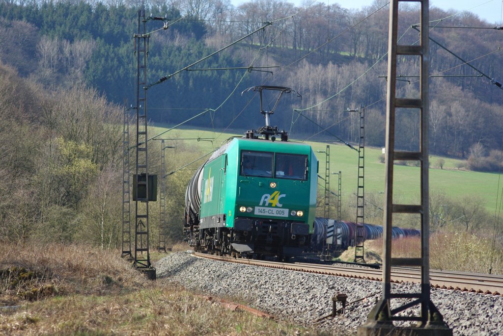 145-CL 005 legt sich mit ihrem Kesselwagenzug vor Altenbeken in die Kurve. Aufgenommen am 07.04.2010.