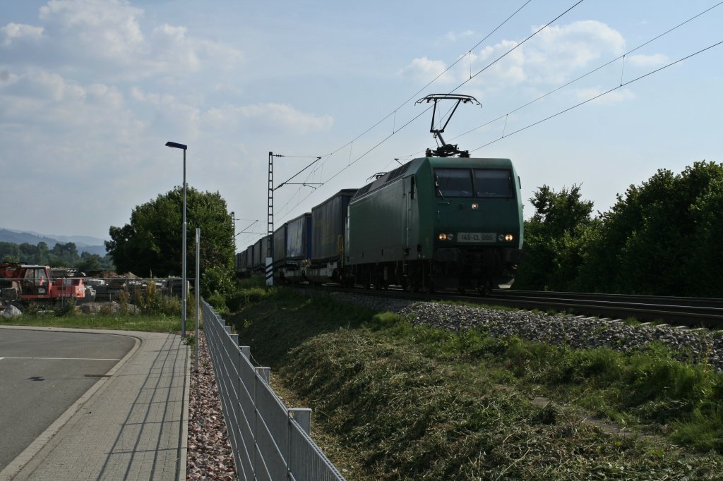 145-CL 005 mit einem KLV-Zug am 08.07.13 bei Sexau kurz vor dem Haltepunkt Kollmarsreute gen Norden.
