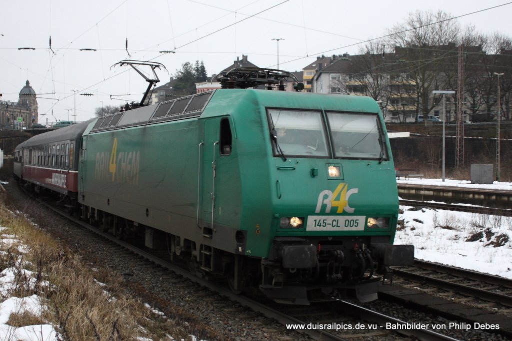 145 CL-005 (Rail4Chem) fhrt am 6. Februar 2010 um 12:41 Uhr mit einem Fuballsonderzug durch Wuppertal Steinbeck
