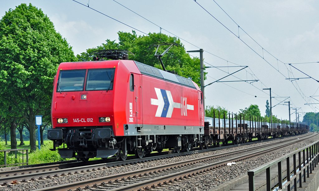 145-CL 012 der HGK mit Rungenwagen unterwegs kurz vor`m Bf Br�hl - Richtung K�ln - 28.05.2010
