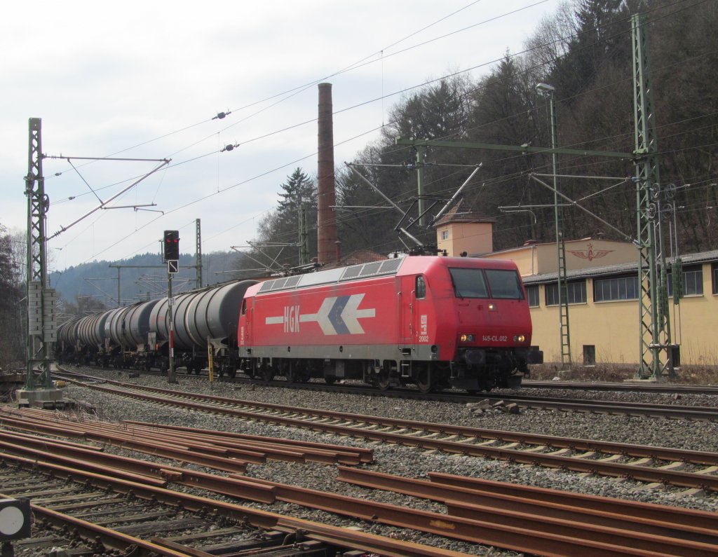 145-CL 012 von HGK zieht am 25. Mrz 2013 einen Kesselwagenzug durch Kronach.